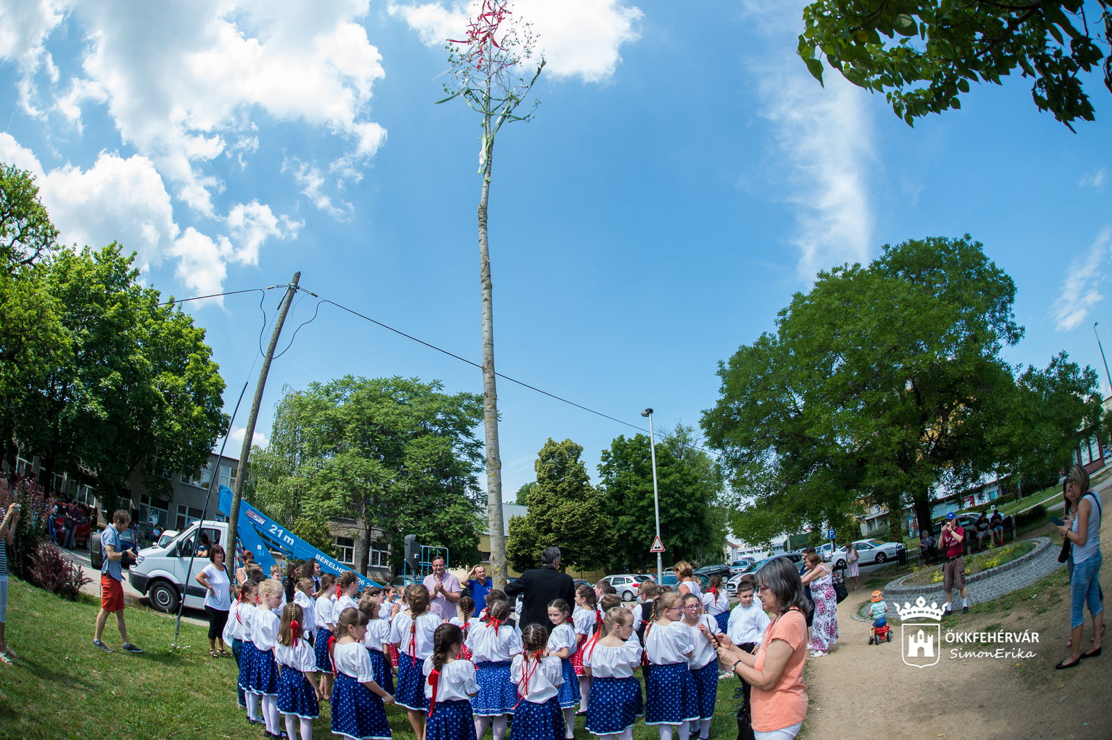 Kitáncolták a város májusfáját a vasváris diákok